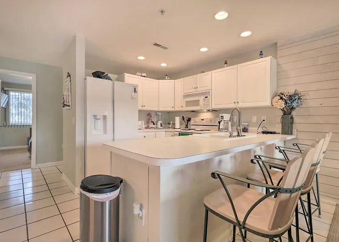Pool, Canal Views! Unit 1/2 Mi To Ocean Holiday home