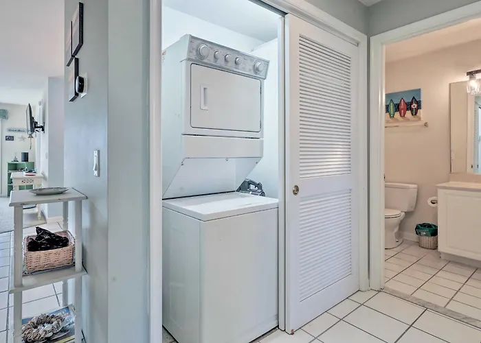 Pool, Canal Views! Unit 1/2 Mi To Ocean Holiday home