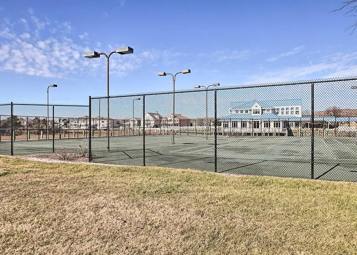 Pool, Canal Views! Unit 1/2 Mi To Ocean Holiday home *